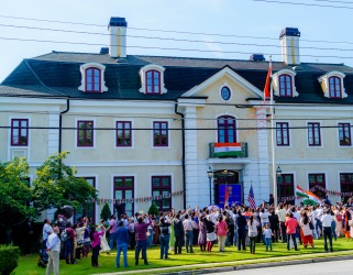 Indep_Cons_Bust flag_Sl.jpg